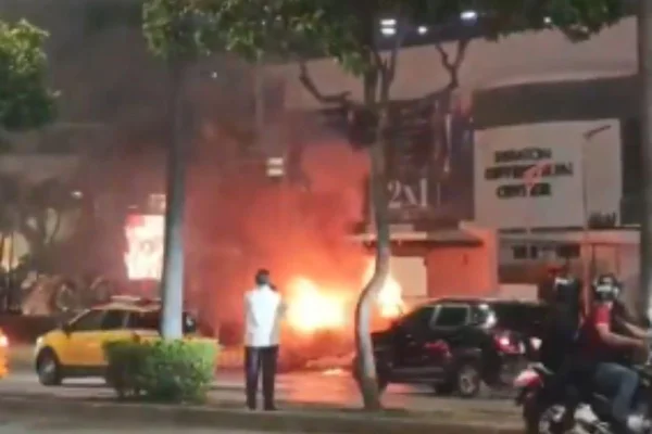 Foto colorida de fogo após explosão de carro-bomba - Metrópoles