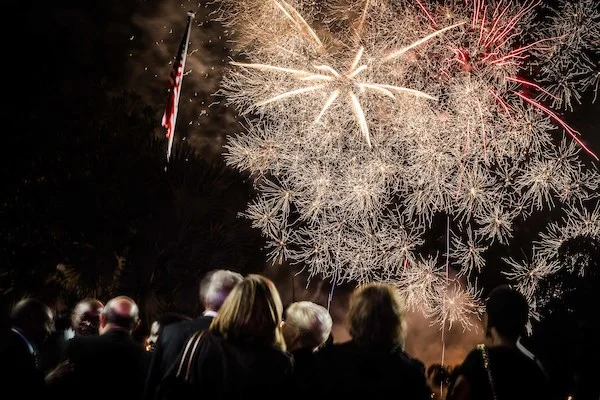 Embaixada dos Estados Unidos arma festão para celebrar independência