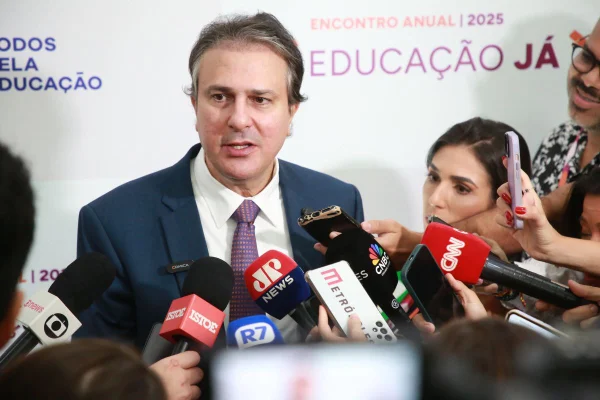 Imagem colorida mostra o ministro Camilo Santana dando entrevista a jornalistas - Metrópóles
