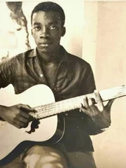 Milton Nascimento posa tocando violão