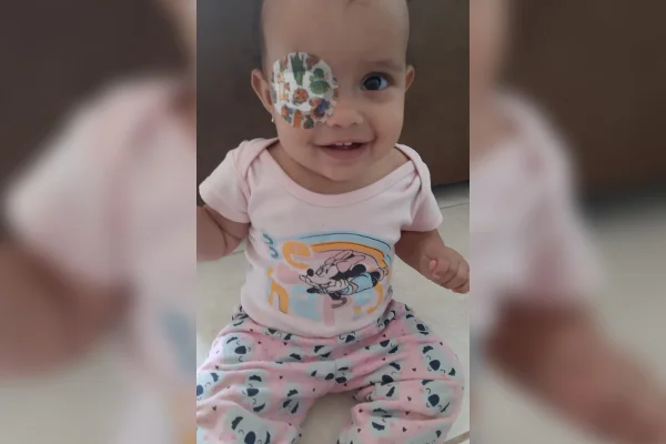 Família de bebê com câncer na retina precisa de ajuda para viver em SP
