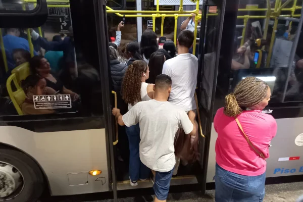 Passageiros em ônibus lotado em São Paulo - Metrópoles