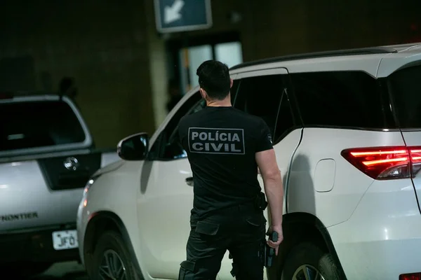 Homem de preto com arma na mão