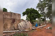 Casas ficaram destelhadas e com muros caídos