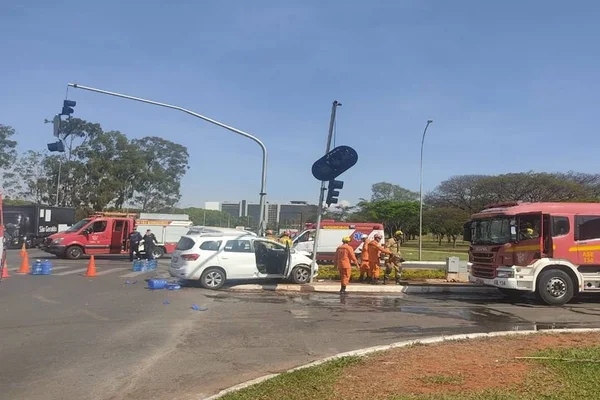 carro branco cercado de viaturas do Corpo de Bombeiros