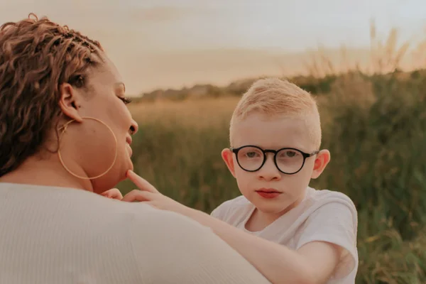 Foto mostra Maristela e Brayan, menino que tem autismo e albinismo - Metrópoles