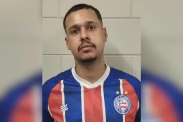 Imagem colorida de Rogério Barbosa da Silva Gois, o R6. Ele é um homem pardo, de bigode e cavanhaque, e veste camisa do time do Bahia; ele foi preso no Allianz Parque - Metrópoles