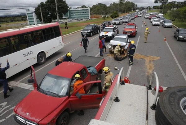 Motorista fica sem freio, bate em carro e causa engarrafamento na Epig