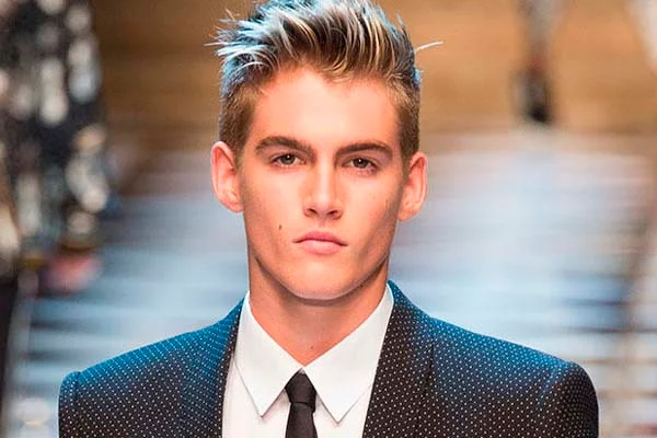 Filho de Cindy Crawford faz sucesso como modelo