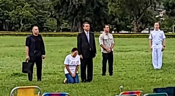 Michelle e Bolsonaro cumprimentam apoiadores no Alvorada - Metrópoles