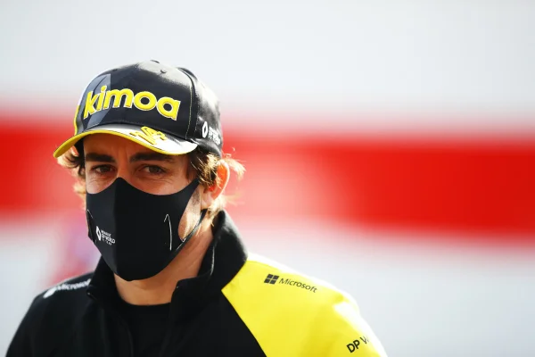 Em retorno à F1, Alonso diz que precisa evoluir mais do que o carro