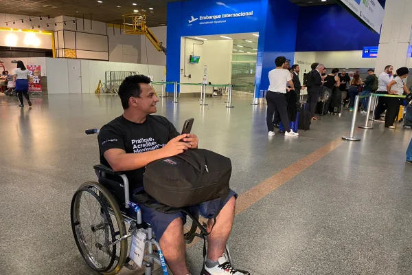Caos no aeroporto: paciente em tratamento desmaia e precisa de socorro