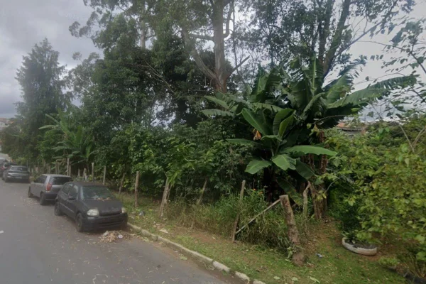 Imagem colorida mostra rua onde GCM encontrou cemitério clandestino. Metrópoles