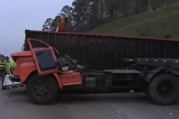 Imagem colorida de caminhão que sofreu acidente no Rodoanel - Metrópoles