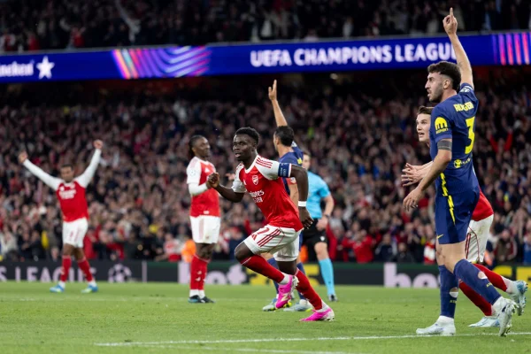 Imagem colorida de jogadores do Arsenal comemorando gol