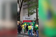 Manifestantes pró-Flávio em frente ao Insper Manifestantes pró-Flávio em frente ao Insper