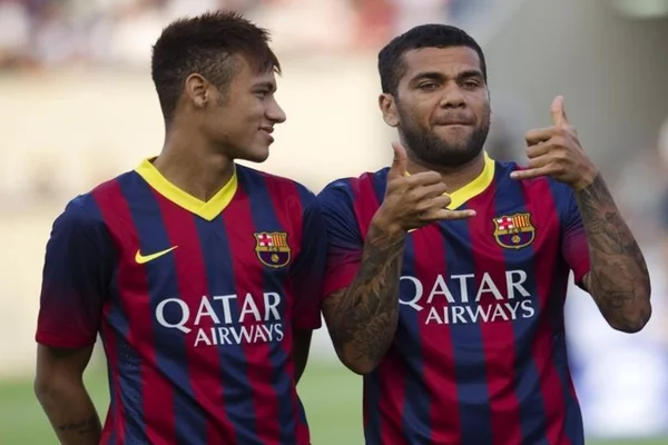Daniel Alves defende Neymar e diz que imprensa persegue o atacante