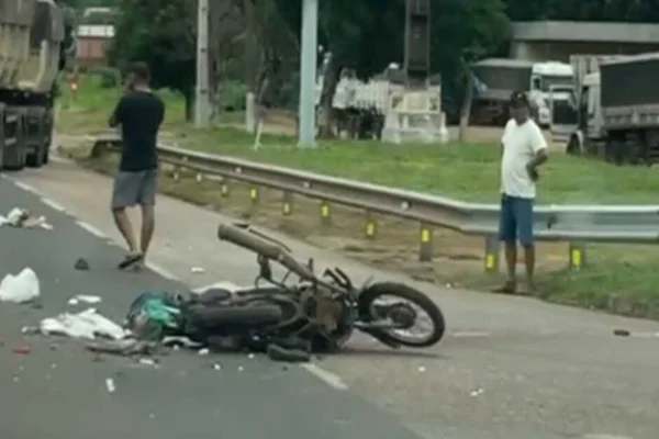 Imagem colorida, moto jogada no chão da pista - Metrópoles