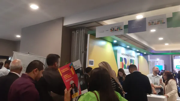 Fila de prefeitos no stand do MEC