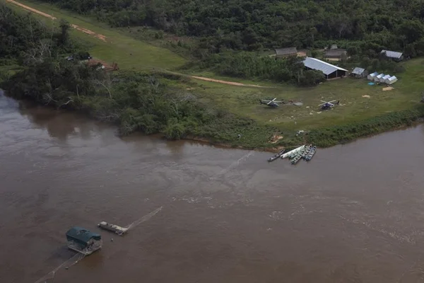 Imagem colorida mostra rio em área Yanomami com atividade de garimpo - Metrópoles