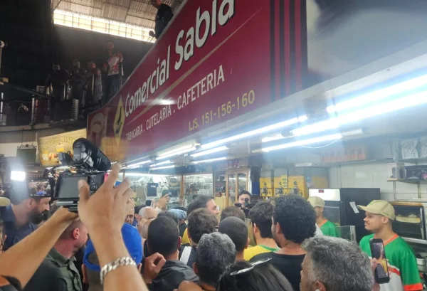 Flávio Bolsonaro, políticos e apoiadores no Mercado Central de BH