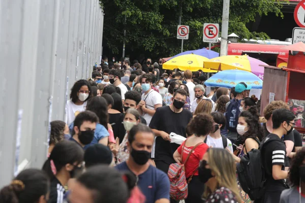 Alunos se aglomeram na entrada de universidade em São Paulo