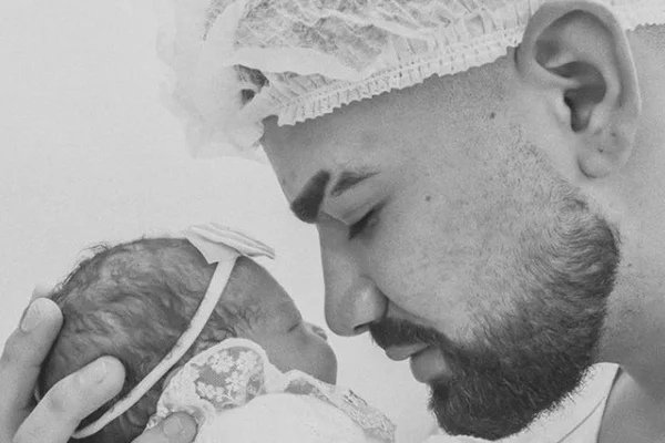 Nasce filha de Dilsinho e cantor se derrete: “Mudou minha vida”