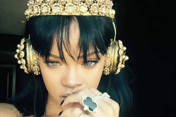 Agora vai? Rihanna posta foto ouvindo ‘Anti’, seu novo álbum