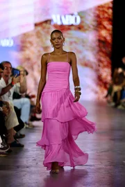 Camadas trazem dramaticidade ao vestido rosa Camadas trazem dramaticidade ao vestido rosa