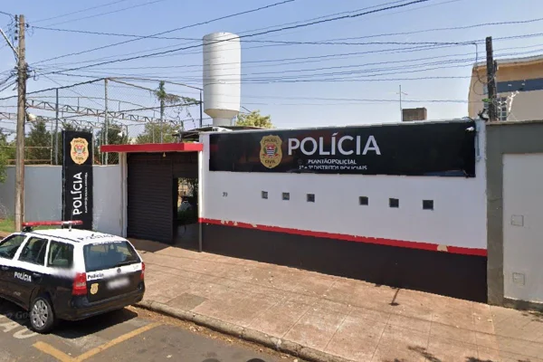 Imagem colorida mostra delegacia em Araraquara