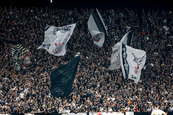 Imagem colorida mostra torcida organizada do Corinthians. Metrópoles