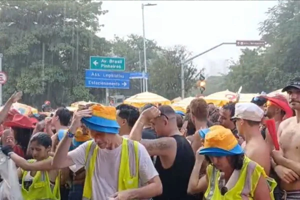Imagem colorida mostra chuva no bloco da Pabllo, no Carnaval de São Paulo - Metrópoles
