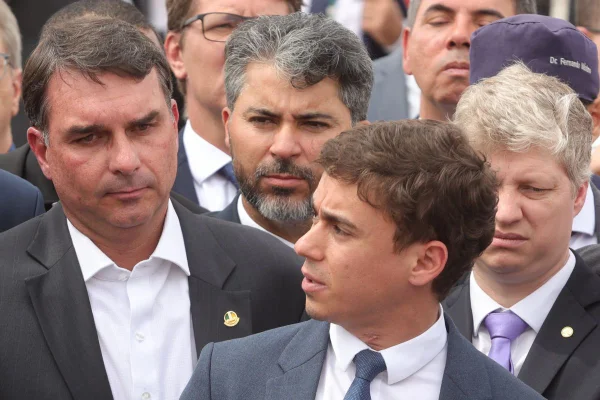 Foto colorida do deputado Nikolas Ferreira (PL-MG) durante fala coletiva em reação à prisão domiciliar do ex-presidente Jair Bolsonaro - Metrópoles