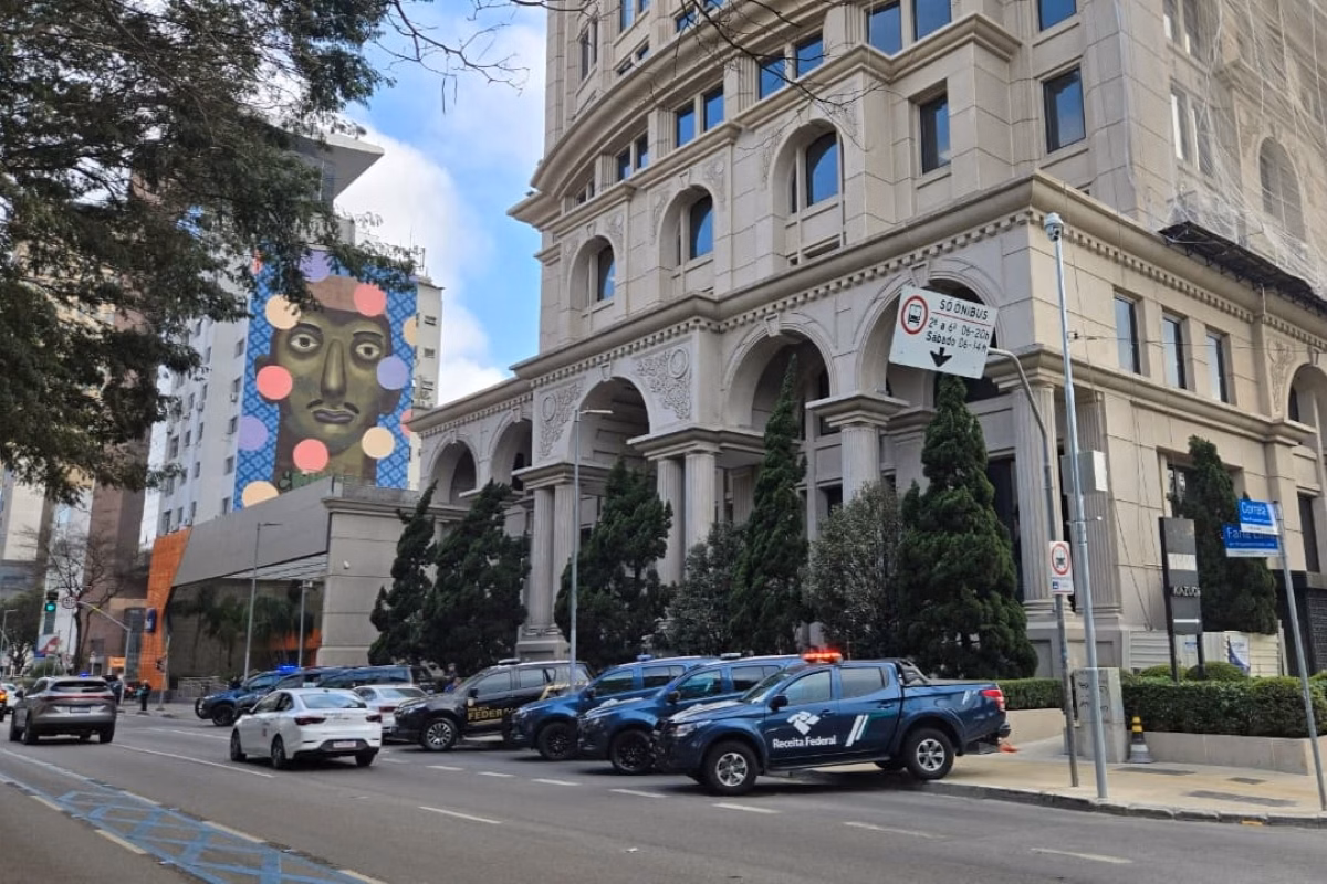 Imagem colorida de viaturas da Receita Federal na Avenida Faria Lima, em São Paulo. Metrópoles