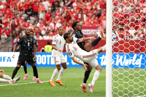 Jonathan David marcando um dos gols do Canadá diante do Catar na Copa do Mundo