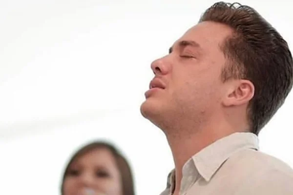 Em luto pela morte de Gabriel Diniz, Safadão chora em restaurante
