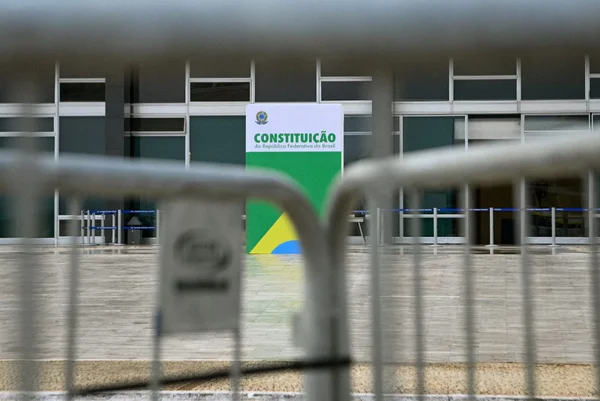 Réplica gigante da Constituição é colocada em frente ao Supremo Tribunal Federal