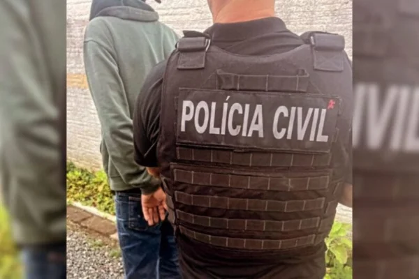 Policial civil algema um homem