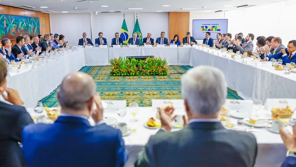 imagem colorida lula e líderes partidários da base aliada - metrópoles