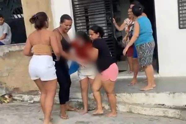 Foto colorida de menina de 11 anos resgatada por vizinhos após ser agredida pela mãe em Pernambuco - Metrópoles