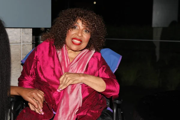 Foto colorida de Roberta Flack - Metrópoles