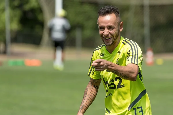Rafinha recebe alta, mas só deve voltar ao Fla na quinta-feira