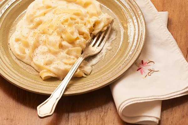 Receita de almoço prático: macarrão Alfredo de uma panela só