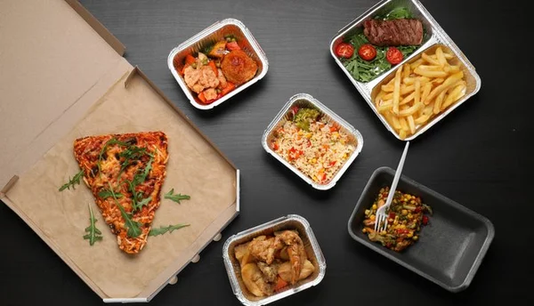 Pratos de comidas variadas em embalagem para delivery