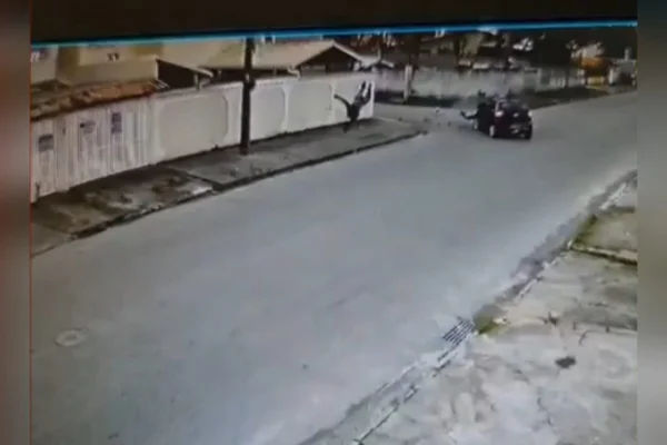 motociclista é arremessado em acidente em Rio das Ostras (RJ)