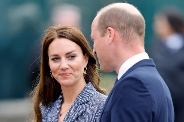 Kate Middleton faz homenagem silenciosa a vítimas de ataque terrorista