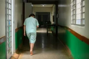 Isabela* passeando no corredor do hospital