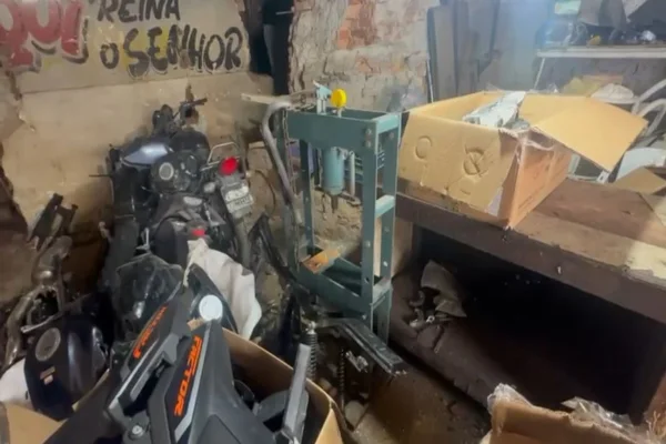 Polícia descobre base do CV usada para desmanche de motos roubadas