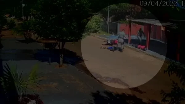 PM chuta e joga spray de pimenta em jovens rendidos em calçada durante abordagem em Goiás