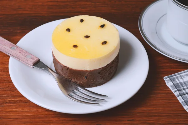 Doce na medida certa: mousse de maracujá com toque de chocolate